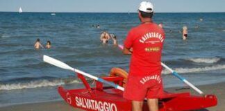 Bagnino si tuffa e salva turista, ma la Capitaneria lo multa