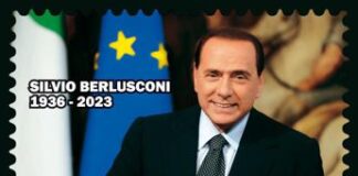 Berlusconi, un francobollo in ricordo del Cav: ritratto tra bandiere Italia e Ue