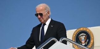 Biden e la ‘foto a sorpresa’ con cappellino di Trump: un semplice scambio tra il suo e quello di un trumpiano per “sdrammatizzare”