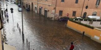 Bomba d’acqua a Roma, pioggia e vento forte: strade allagate