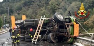 Camion si ribalta e va a fuoco a Udine, morto il conducente