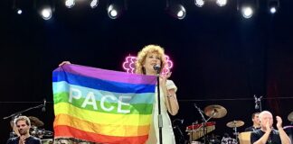 La voce a riempire e la pioggia a benedire quello che a Vicenza Fiorella dice, ma soprattutto canta: pace, amore e libertà Fiorella Mannoia e la bandiera della pace sventolata a Vicenza (foto di Melania Diodà per ViPiu.it VicenzaPiù Viva)