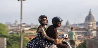 Il cast di ‘Emily in Paris 4’: “I nuovi episodi in Vespa come in ‘Vacanze Romane'”