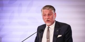 Il ministro Alessandro Giuli ha sostenuto l’ultimo esame universitario prima della laurea: voto 30