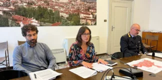 Dal 1° ottobre tornano le misure per ridurre l’inquinamento atmosferico a Vicenza: limitazioni per i veicoli più inquinanti e per il riscaldamento Inquinamento atmosferico a Vicenza, l'incontro stampa di Sara Baldinato con un funzionario del Comune e del comandante della Polizia Locale Massimo Parolin