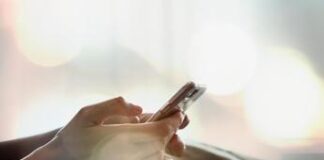 Italiani bocciati in igiene del cellulare, Ciccozzi: “Ricettacolo di germi e batteri”