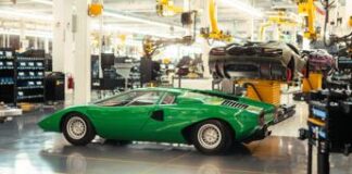 Lamborghini, 50 anni dopo la Countach torna sulle linee di produzione di Sant’Agata