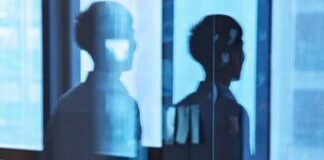 L’uomo invisibile non è più fantascienza: scoperta tecnica che rende la pelle trasparente