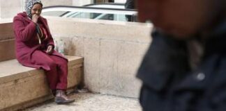Migranti, niente telefonino senza permesso di soggiorno