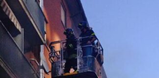 Milano, pesa 220 chili e non riesce a uscire per andare in ospedale: evacuato dal balcone