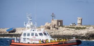 Naufragio a largo di Lampedusa, barca si ribalta: “21 dispersi, anche 3 bimbi”