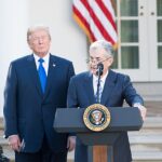 La Federal Reserve riduce i tassi di interesse: giochetti politici secondo Trump Jerome Powell, Presidente delle Federal Reserve Bank, fu nominato da Donald Trump nel 2017. Joe Biden nel 2021 lo ha mantenuto a dirigere la Banca Centrale.