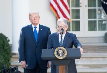 La Federal Reserve riduce i tassi di interesse: giochetti politici secondo Trump Jerome Powell, Presidente delle Federal Reserve Bank, fu nominato da Donald Trump nel 2017. Joe Biden nel 2021 lo ha mantenuto a dirigere la Banca Centrale.