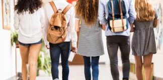 Primo giorno di scuola, 14enne beve vodka al bagno: ricoverata