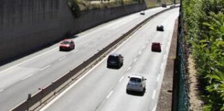 Roma, auto si schianta sulla Pontina: all’interno non c’è nessuno