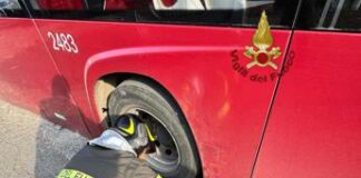 Roma, bus finisce in voragine davanti al parco della Caffarella: stop al traffico