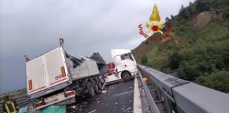 Roma, tir perde controllo sulla A1: chiusa autostrada