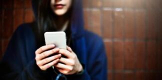 Smishing affettivo, perché i falsi messaggi di parenti e amici sono pericolosi