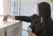 Sondaggi politici, Fratelli d’Italia e Pd in calo: intenzioni di voto