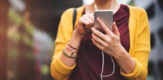 Stop a cellulari in classe, Valditara: “In 50mila non vanno a scuola per colpa dei social”