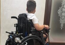 Sebastiano, disabile di 10 anni senza scuolabus a San Luca (RC). La madre: “A Torino c’era, qui no. Diritto negato a mio figlio”
