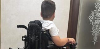 Sebastiano, disabile di 10 anni senza scuolabus a San Luca (RC). La madre: “A Torino c’era, qui no. Diritto negato a mio figlio”