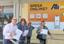 Chiusura del supermercato Alì di S. Lazzaro a Vicenza, Raffaele Colombara: ripercussioni su San Lazzaro e proposte di soluzione Supermercato Alì in chiusura, il consigliere comunale Raffaele Colombara con alcuni residenti