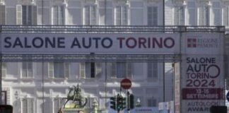 Torino, auto da rally sulla folla in piazza San Carlo: 5 in ospedale