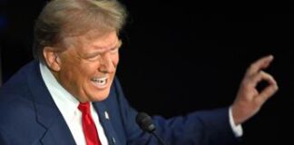 Trump, ‘I migranti mangiano gatti’ diventa una canzone – Ascolta