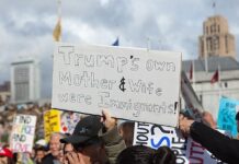 La visione miopica di Trump e Harris sui migranti: poco onore ai loro genitori nati fuori dagli Usa Una manifestazione pro immigrati durante l'amministrazione di Donald Trump. La madre di Donald Trump, Mary Anne MacLeod, nacque in Scozia e immigrò in America nel 1930 dove nel 1936 sposò Fred Trump, il padre dell'ex presidente. Altri legami di Trump con immigrati includono la prima e la terza moglie. Ivana, la prima moglie, nacque in Cecoslovacchia e Melania in Slovenia. L'attuale moglie di Trump non partecipa alla campagna elettorale del marito.