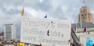 La visione miopica di Trump e Harris sui migranti: poco onore ai loro genitori nati fuori dagli Usa Una manifestazione pro immigrati durante l'amministrazione di Donald Trump. La madre di Donald Trump, Mary Anne MacLeod, nacque in Scozia e immigrò in America nel 1930 dove nel 1936 sposò Fred Trump, il padre dell'ex presidente. Altri legami di Trump con immigrati includono la prima e la terza moglie. Ivana, la prima moglie, nacque in Cecoslovacchia e Melania in Slovenia. L'attuale moglie di Trump non partecipa alla campagna elettorale del marito.