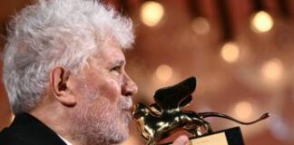 Venezia 81, Almodovar: “Adesso non potrò più vivere senza Leone d’Oro”