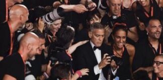 Venezia 81, George Clooney si improvvisa fotografo sul red carpet – Video