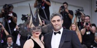 Venezia 81, Lady Gaga e il gesto verso il futuro marito che commuove i fan – Video