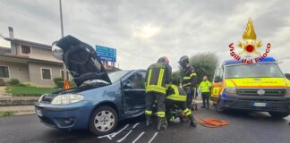 Incidente tra due auto a Barbarano Mossano: due feriti, intervengono i vigili del fuoco e per primo un vigile del fuoco fuori servizio Vigili del Fuoco in azione