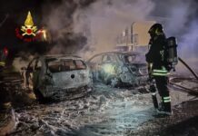 Zugliano, incendio di due auto parcheggiate: immediato intervento notturno dei Vigili del fuoco con 4 automezzi e 10 operatori Vigili del fuoco a Zugliano