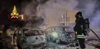 Zugliano, incendio di due auto parcheggiate: immediato intervento notturno dei Vigili del fuoco con 4 automezzi e 10 operatori Vigili del fuoco a Zugliano