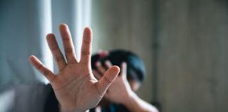 Mussolente, aggredisce la moglie, la figlia interviene e lui fugge: arrestato per tentato omicidio e lesioni tentato omicidio a Mussolente