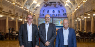 Assemblea soci Volksbank approva distribuzione dividendo straordinario oltre 10 milioni di euro: rendimento annuo più alto nella storia della banca Volksbank, assemblea a Merano: da sx Vicepresidente Giuseppe Padovan, Presidente Lukas Ladurner e Vicepresidente Lorenzo Salvà