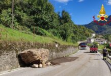 Posina, frana lungo la provinciale: un masso di due metri cubi finisce sulla carreggiata Il masso caduto sulla sp81 a Posina