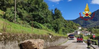 Posina, frana lungo la provinciale: un masso di due metri cubi finisce sulla carreggiata Il masso caduto sulla sp81 a Posina