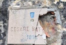 Vandalismi sul Pasubio, intervengono gli Alpini. Già sostituita la targa a Cesare Battisti La targa distrutta dai vandali sul Monte Pasubio