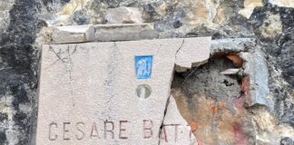 Vandalismi sul Pasubio, intervengono gli Alpini. Già sostituita la targa a Cesare Battisti La targa distrutta dai vandali sul Monte Pasubio