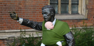 Fasce portabebè sulle statue: la protesta creativa dei papà che vogliono un congedo più lungo protesta padri