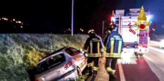 Pove del Grappa, Vigili del fuoco: perde il controllo dell’auto che carambola e finisce in un fossato. Ferita una giovane donna Auto in un fossato, intervengono Vigili del Fuoco