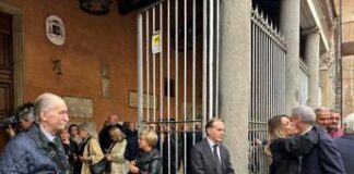 Battistoni, l’ultimo saluto a San Lorenzo in Lucina. Gualtieri: “Ha reso Roma grande nel mondo”