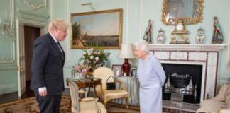 Boris Johnson e la rivelazione sulla regina Elisabetta II: “Aveva un cancro alle ossa”