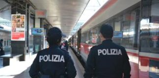 Capotreno accoltellato a Genova, il 21enne arrestato: “Mi ha colpito con manganello”