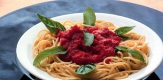 Cibo e intossicazioni, cosa si rischia dai funghi alle conserve fatte in casa