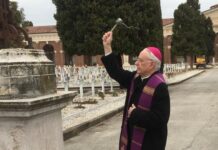Commemorazione dei defunti: un giorno per “ricordare” anche le ore liete in un’epoca che ha rimosso l’idea della morte, rendendola terrifica Commemorazione dei defunti col vescovo di Vicenza